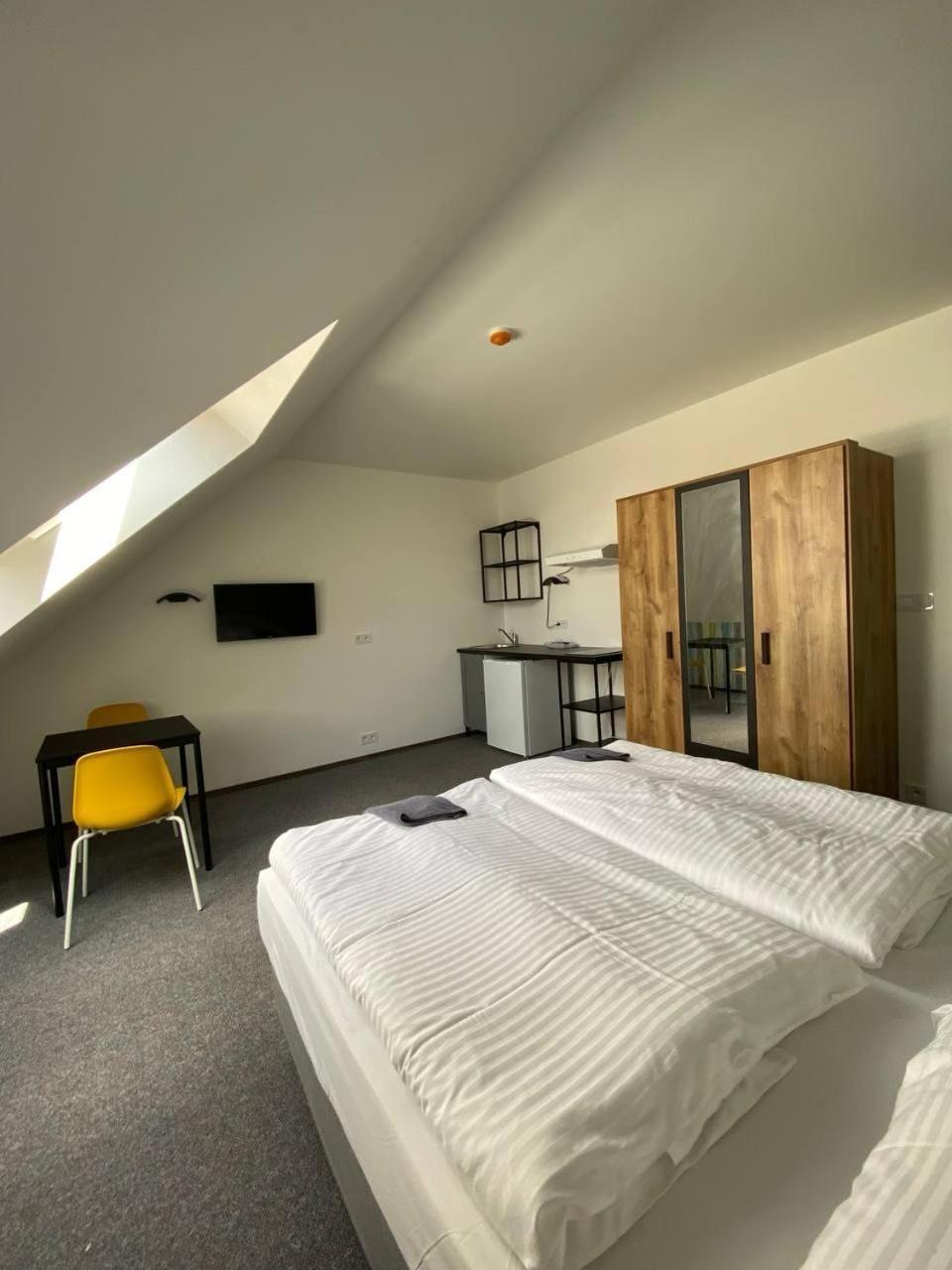 Rc Jecna Rooms Прага Екстериор снимка